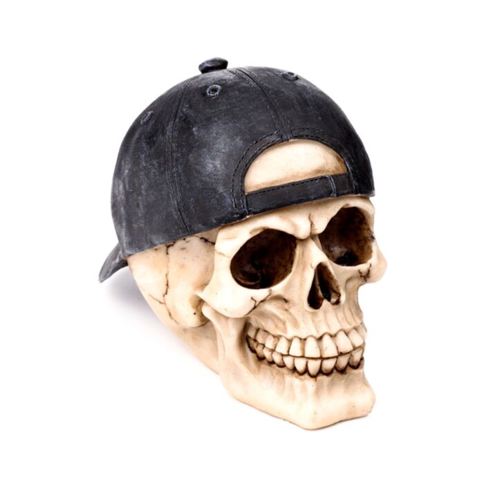 Schedel met basebal cap achterstevoren